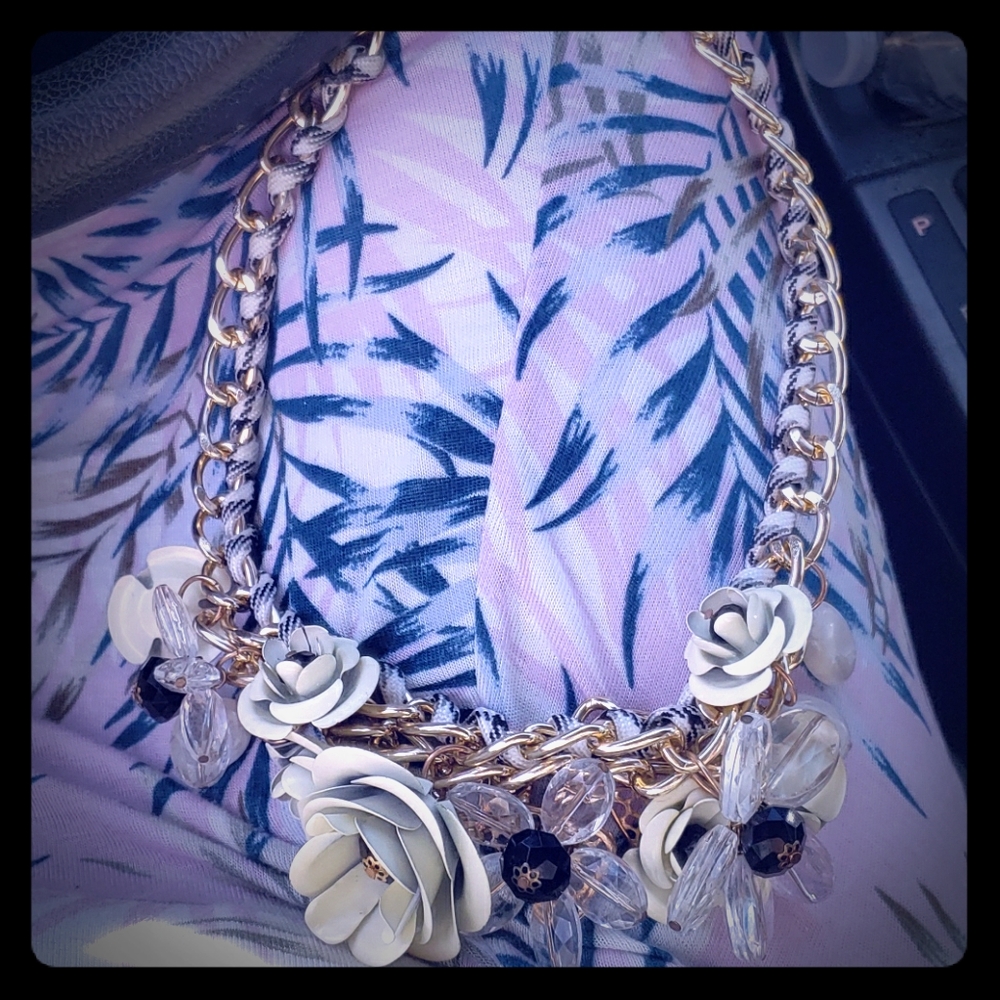 BETSEY JOHNSON FLOWER NECKLACE - Picture 1 of 7